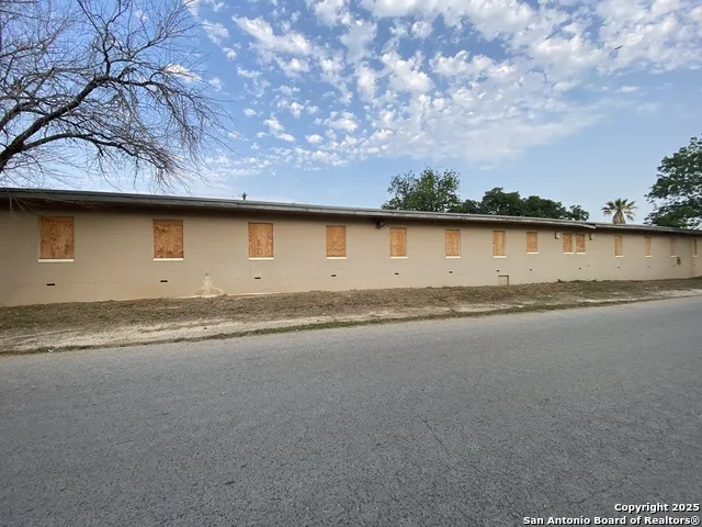 230 W Miller Dilley, TX 78017