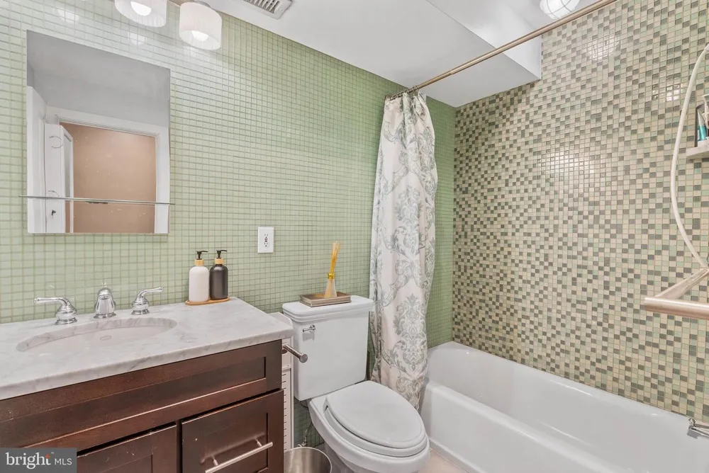 1522 RACE STREET #1 Philadelphia, PA 19102