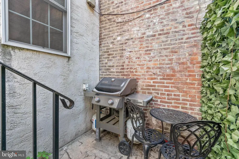1522 RACE STREET #1 Philadelphia, PA 19102