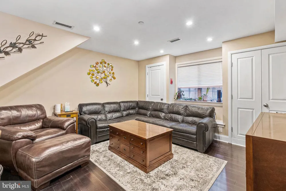 1522 RACE STREET #1 Philadelphia, PA 19102