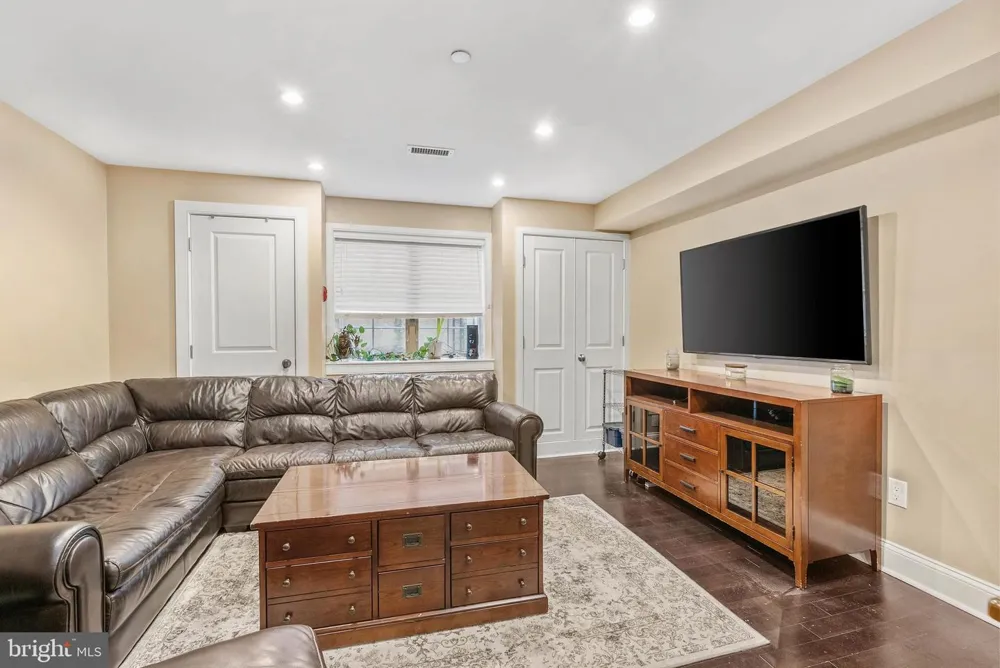 1522 RACE STREET #1 Philadelphia, PA 19102