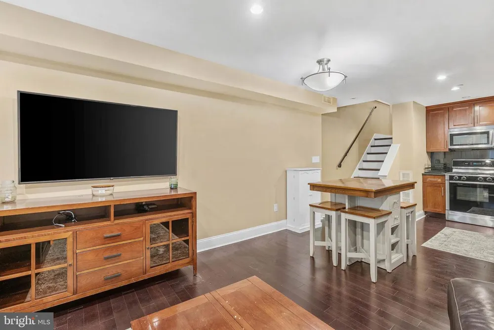 1522 RACE STREET #1 Philadelphia, PA 19102