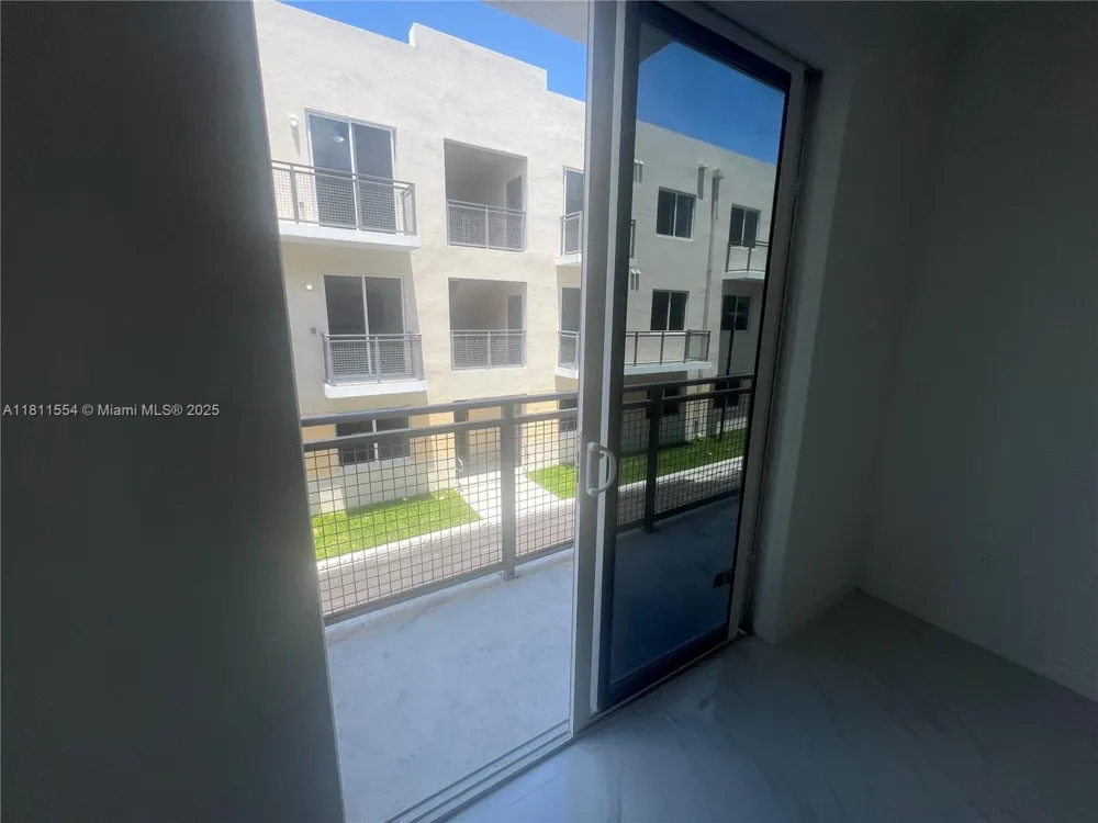 1010 SW 69th Ave #212 Miami, FL 33144