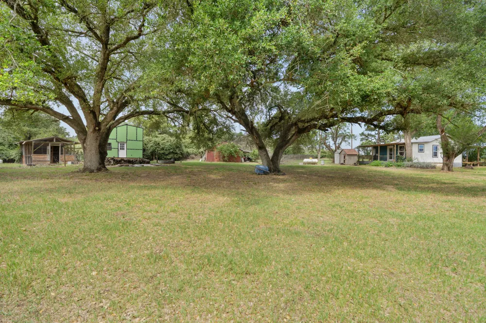 10843 Us Highway 90 W Harwood, TX 78632