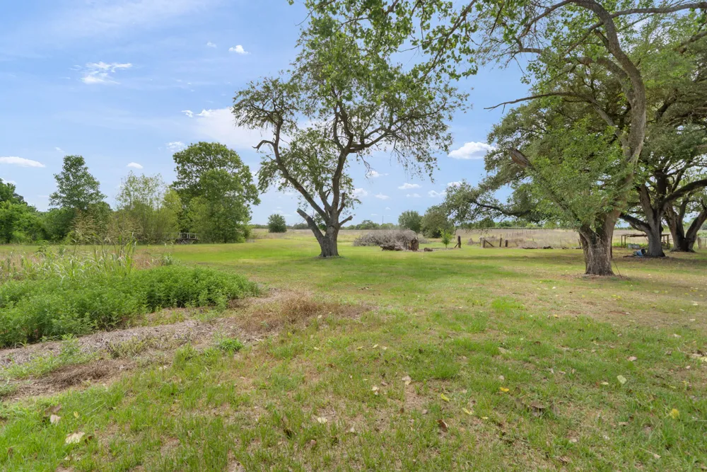 10843 Us Highway 90 W Harwood, TX 78632