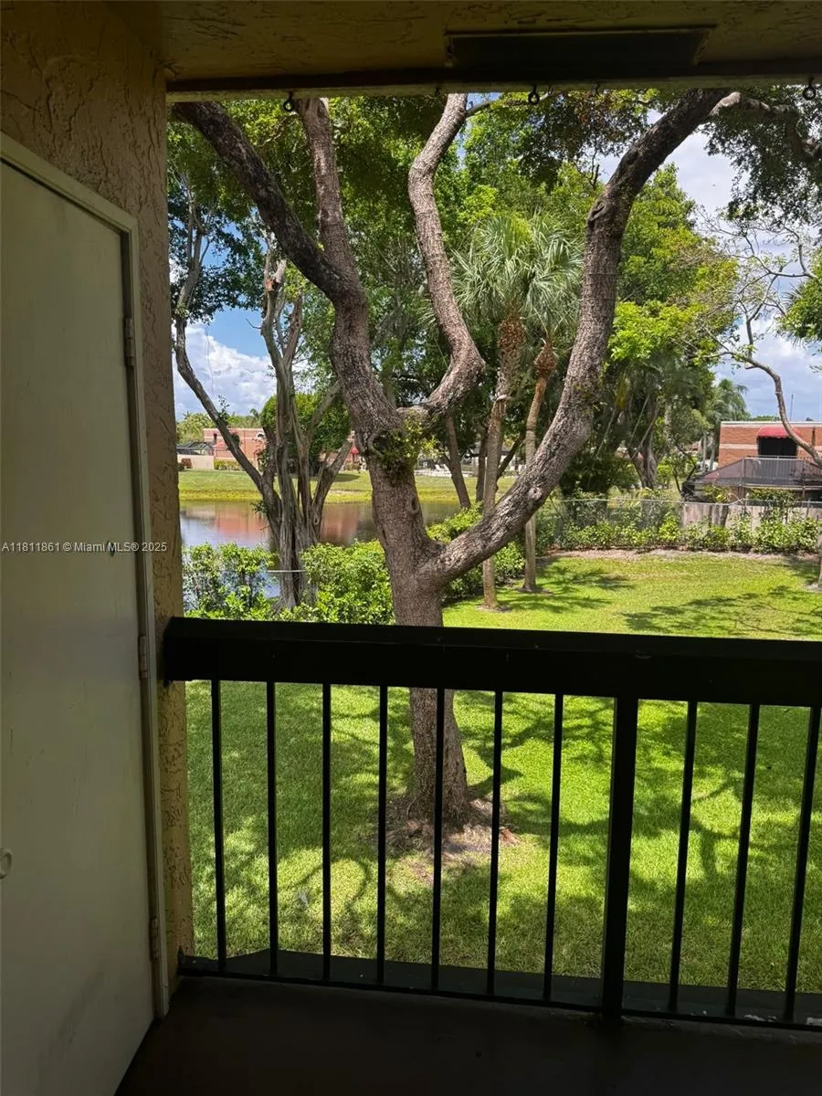 6023 10th Ave N #215 Green Acres, FL 33463