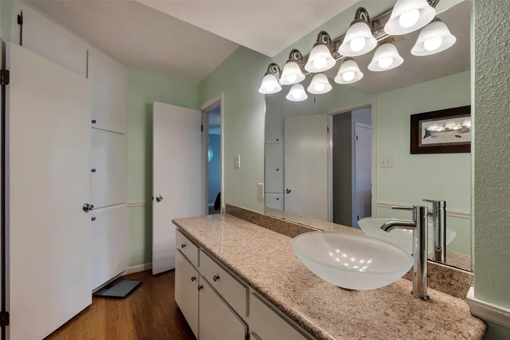 1327 Tiki Drive Tiki Island, TX 77554
