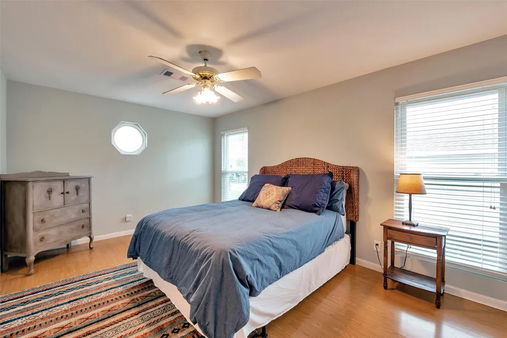 1327 Tiki Drive Tiki Island, TX 77554
