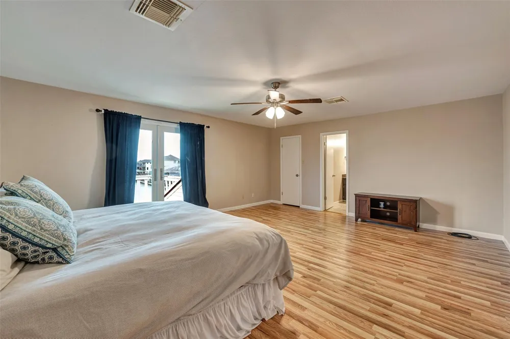 1327 Tiki Drive Tiki Island, TX 77554