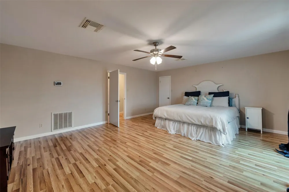 1327 Tiki Drive Tiki Island, TX 77554