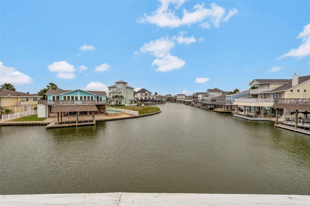 1327 Tiki Drive Tiki Island, TX 77554