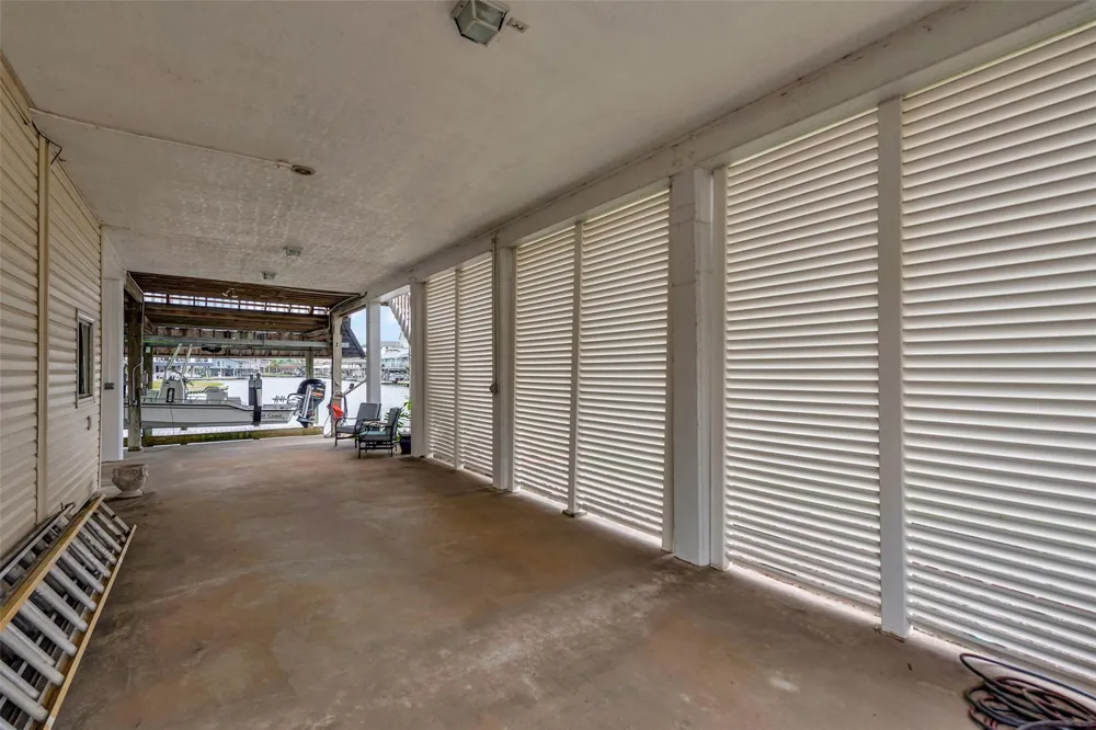 1327 Tiki Drive Tiki Island, TX 77554