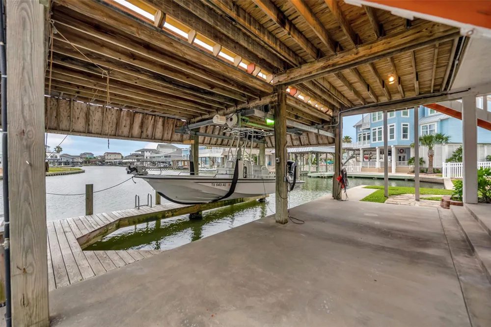 1327 Tiki Drive Tiki Island, TX 77554