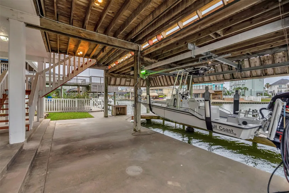 1327 Tiki Drive Tiki Island, TX 77554