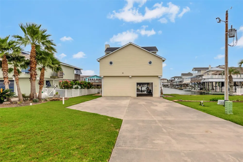 1327 Tiki Drive Tiki Island, TX 77554