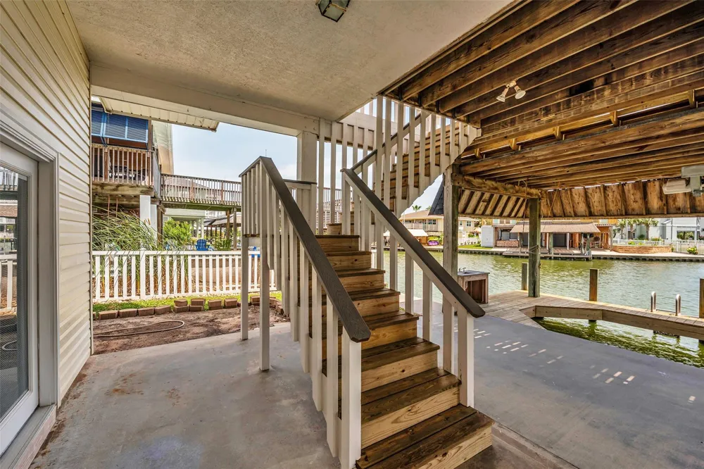 1327 Tiki Drive Tiki Island, TX 77554