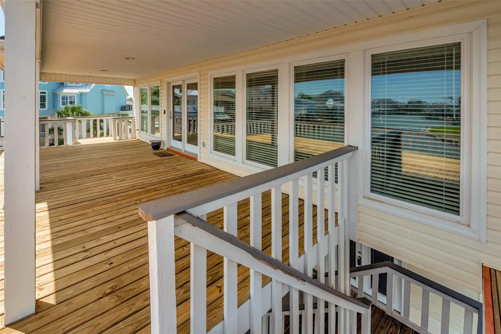 1327 Tiki Drive Tiki Island, TX 77554