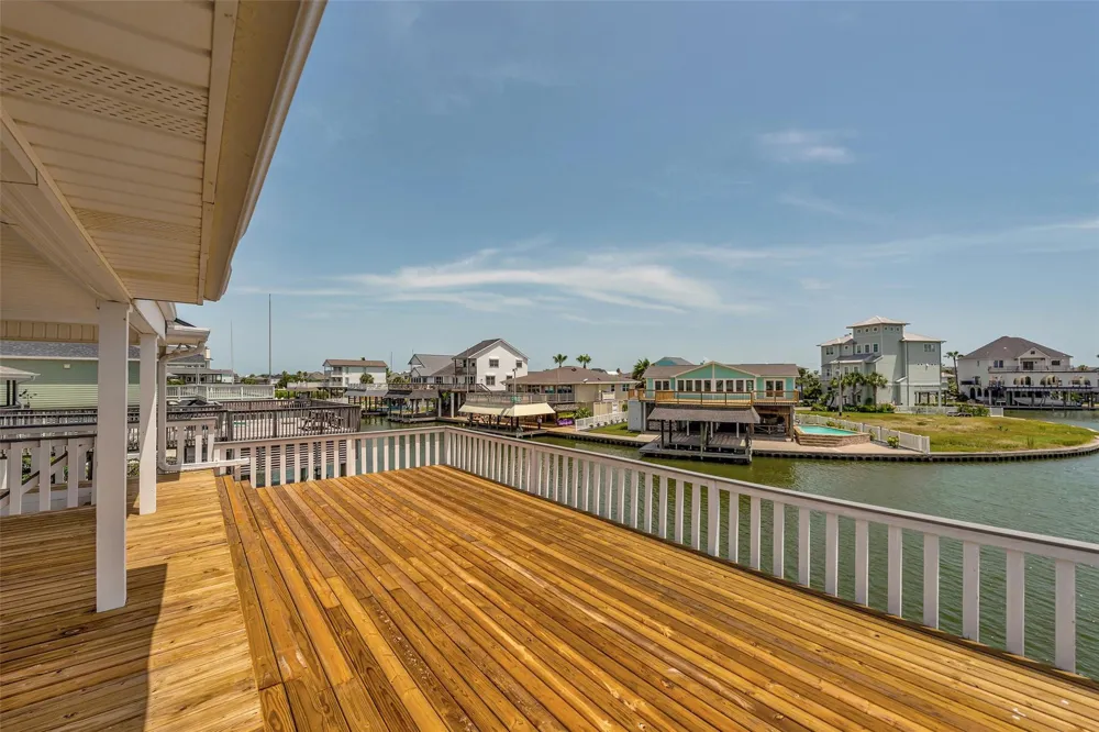 1327 Tiki Drive Tiki Island, TX 77554
