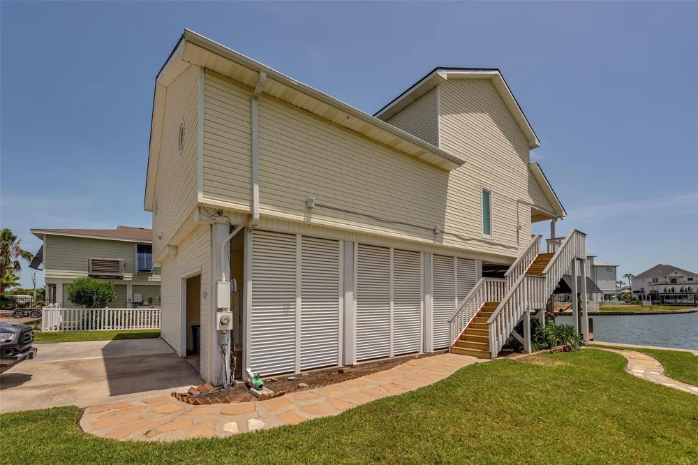 1327 Tiki Drive Tiki Island, TX 77554