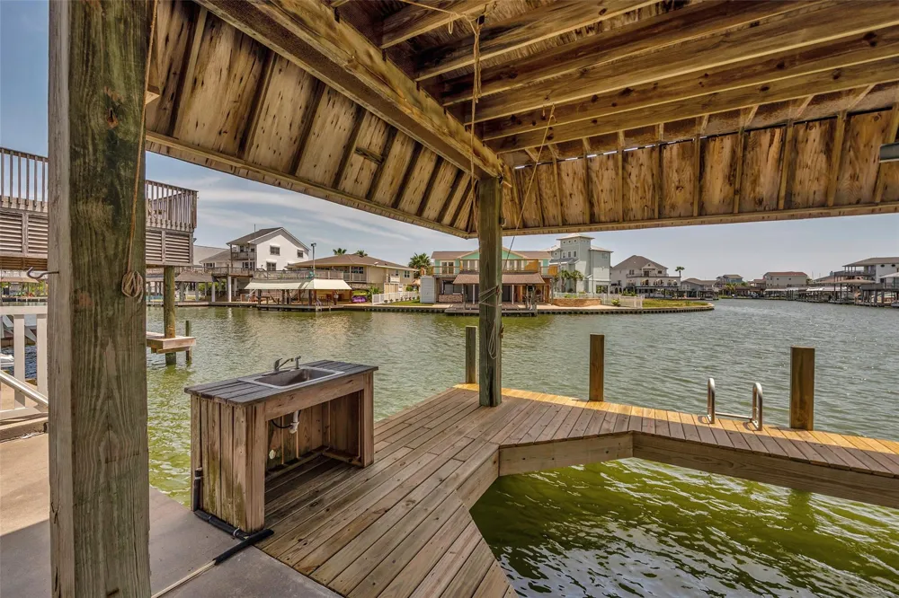 1327 Tiki Drive Tiki Island, TX 77554