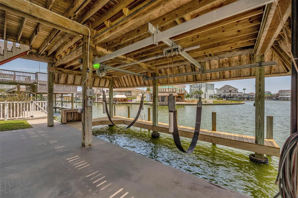 1327 Tiki Drive Tiki Island, TX 77554