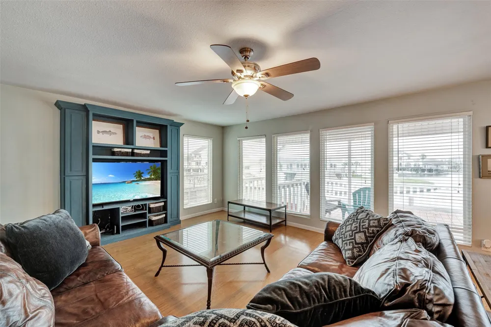 1327 Tiki Drive Tiki Island, TX 77554