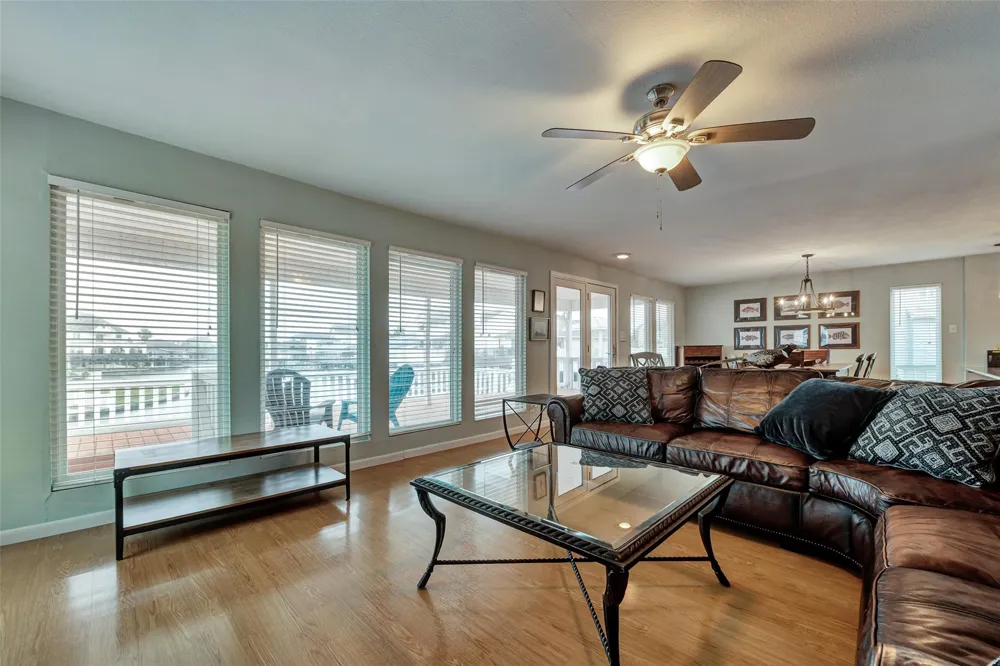 1327 Tiki Drive Tiki Island, TX 77554