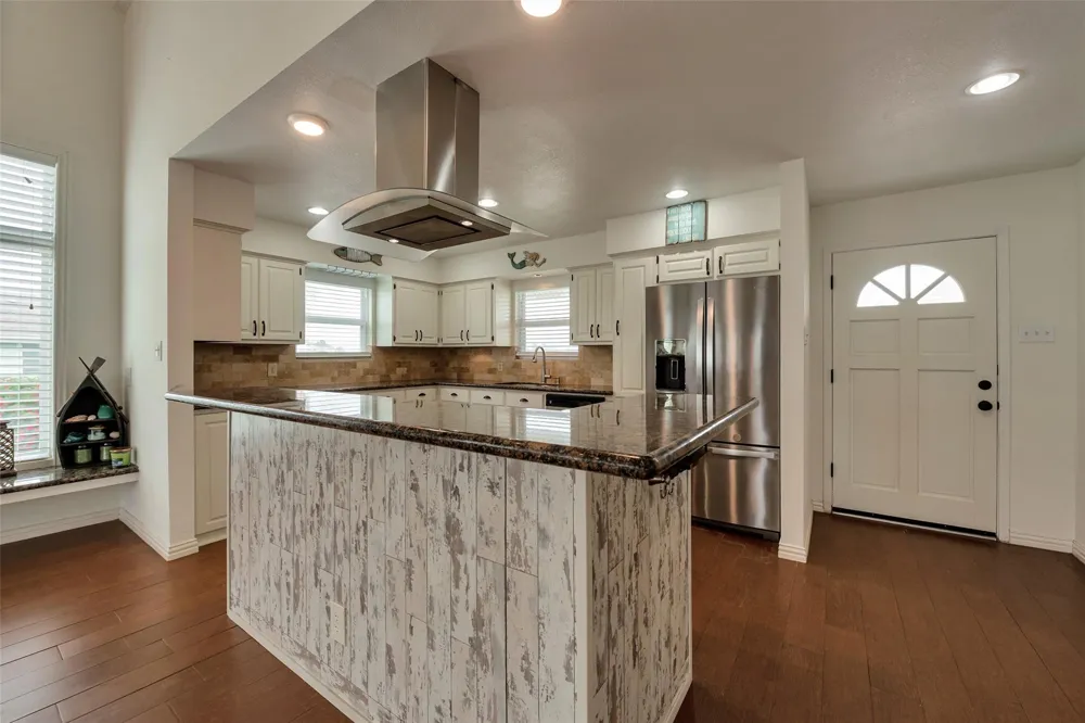 1302 Tiki Drive Tiki Island, TX 77554
