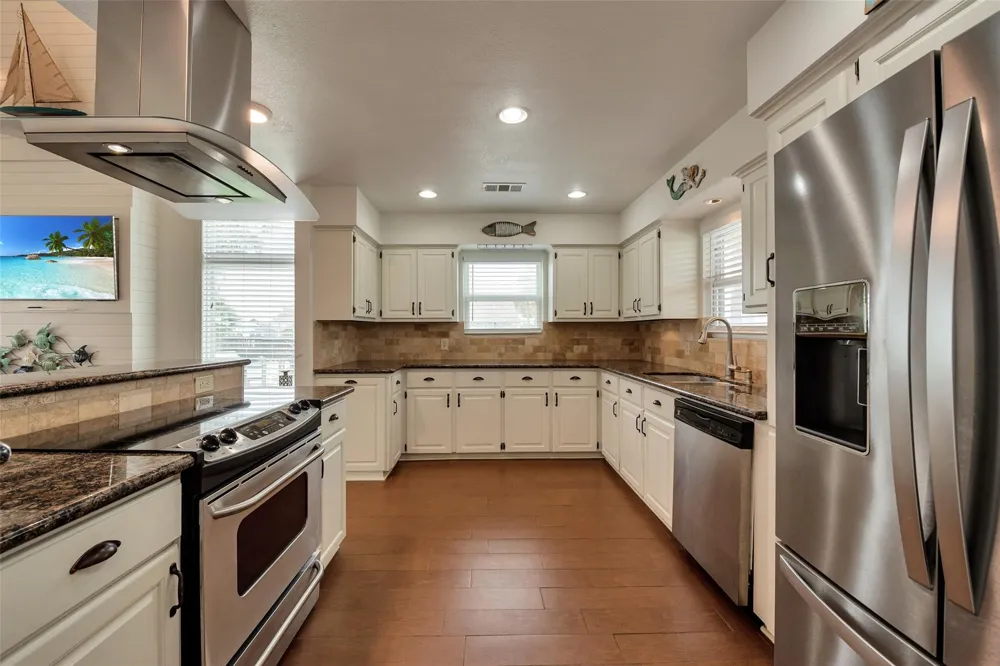 1302 Tiki Drive Tiki Island, TX 77554