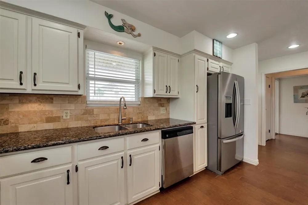 1302 Tiki Drive Tiki Island, TX 77554