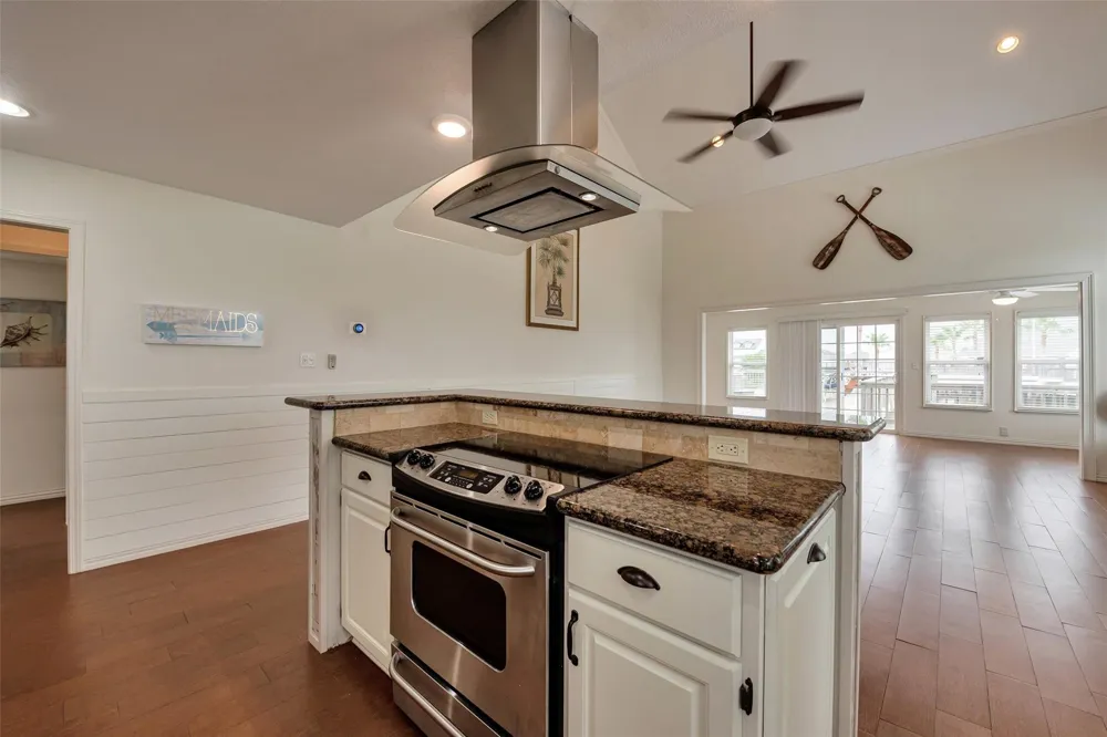 1302 Tiki Drive Tiki Island, TX 77554