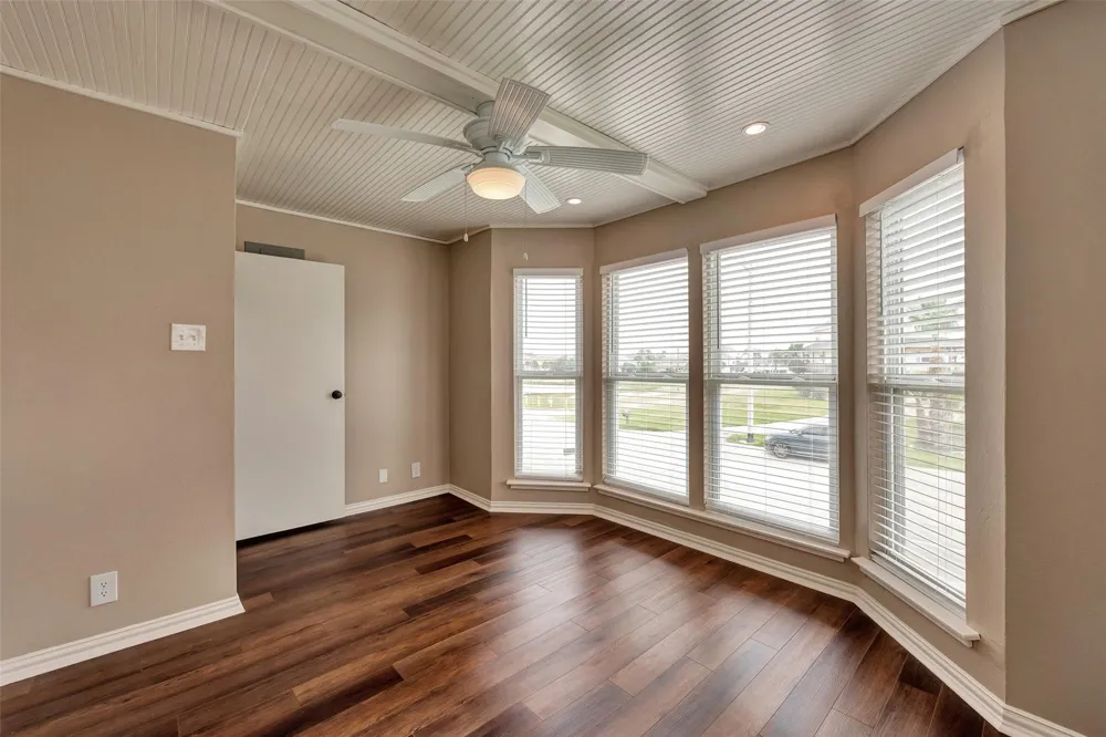 1302 Tiki Drive Tiki Island, TX 77554