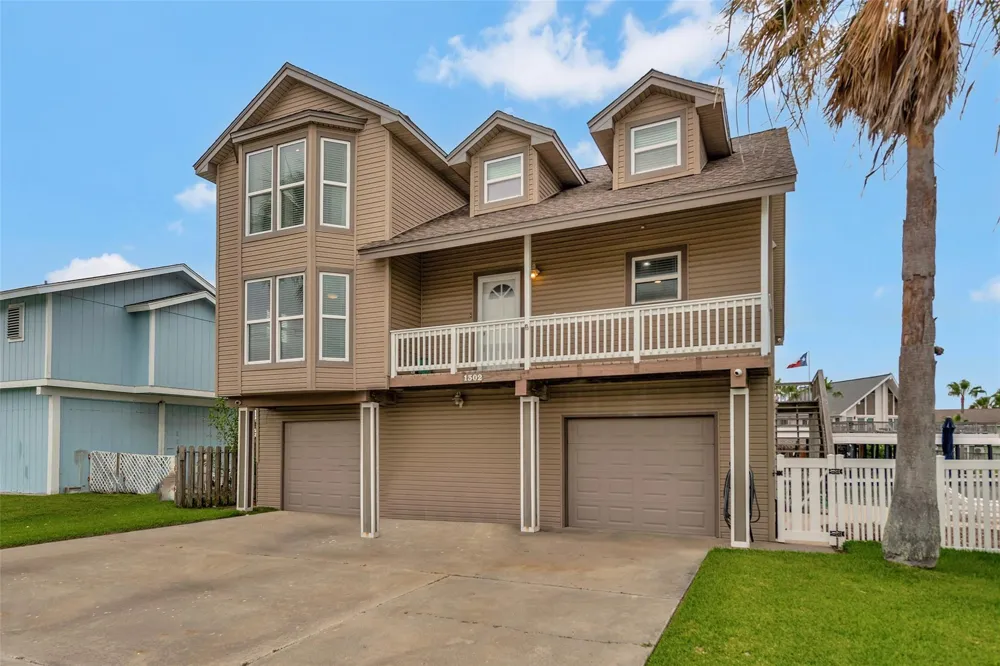 1302 Tiki Drive Tiki Island, TX 77554