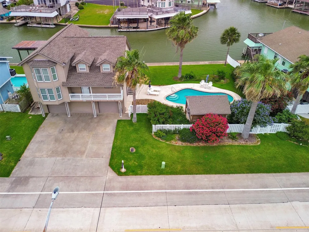 1302 Tiki Drive Tiki Island, TX 77554
