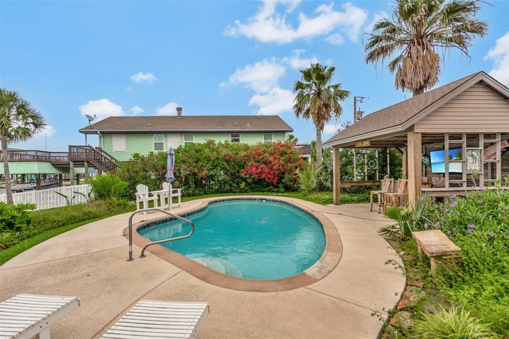 1302 Tiki Drive Tiki Island, TX 77554