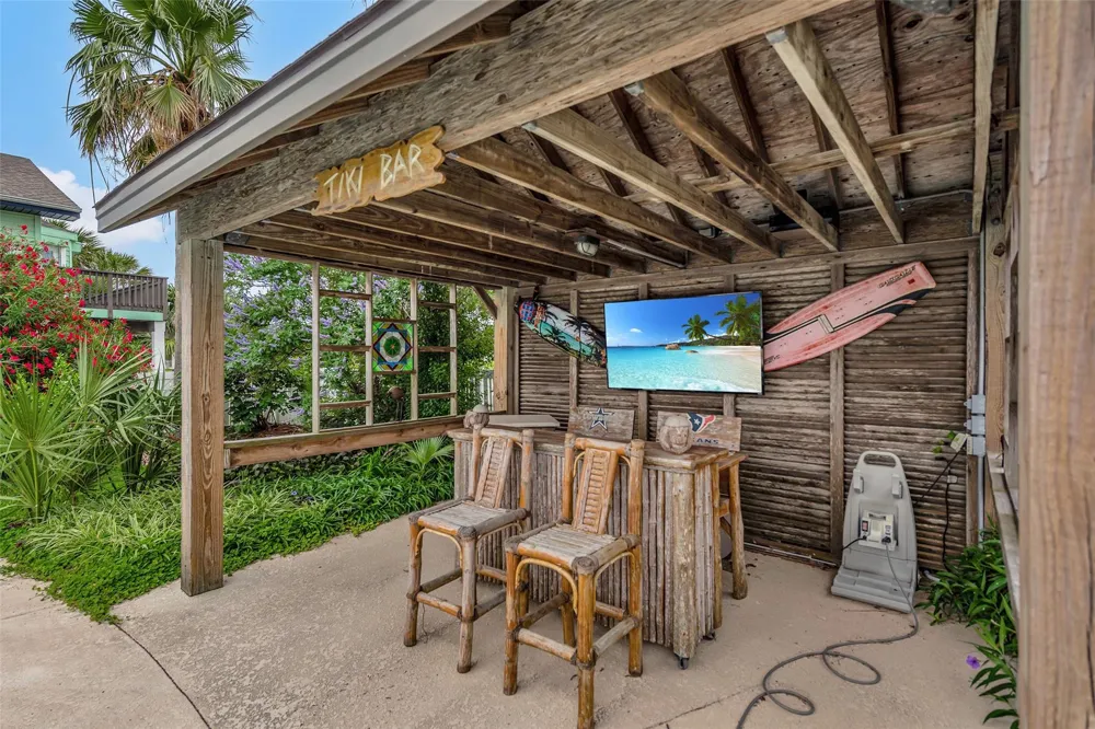 1302 Tiki Drive Tiki Island, TX 77554