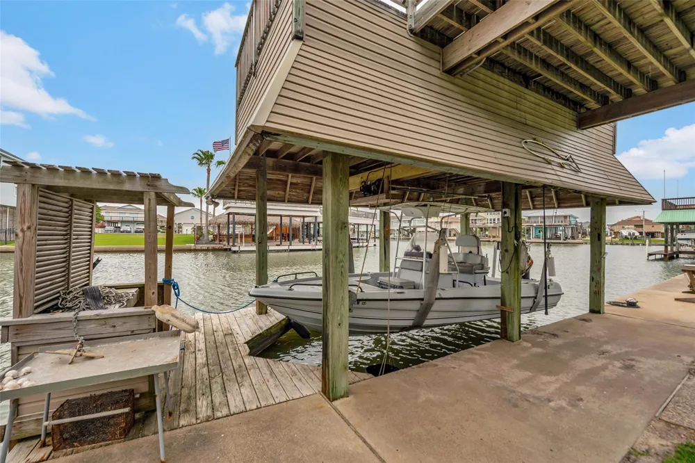 1302 Tiki Drive Tiki Island, TX 77554