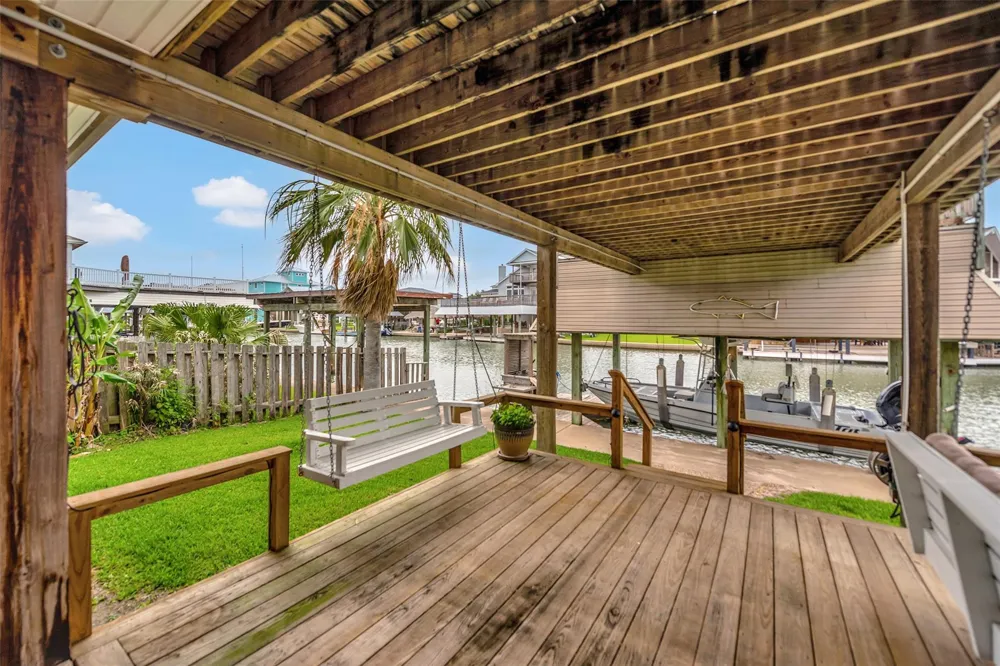1302 Tiki Drive Tiki Island, TX 77554
