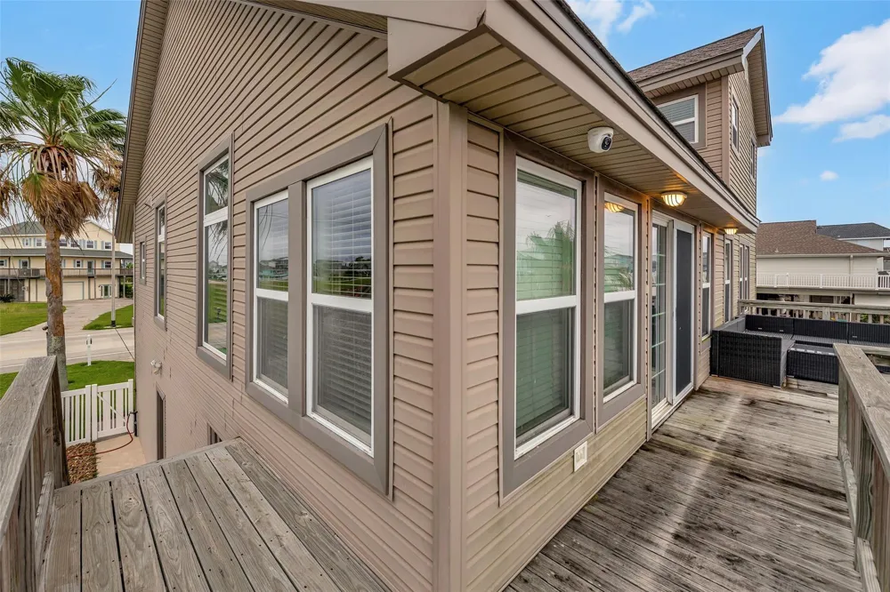 1302 Tiki Drive Tiki Island, TX 77554