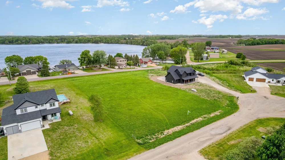 19329 Lake Volney Circle Le Center, MN 56057