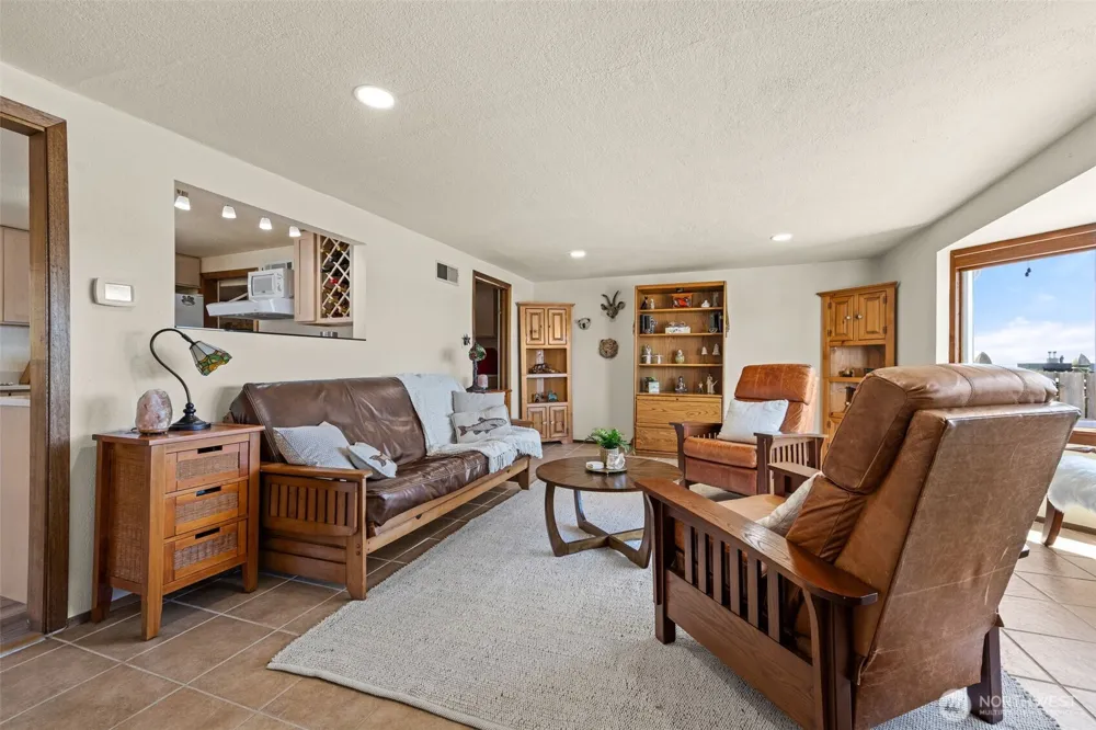 2423 Day Island Boulevard W University Place, WA 98466