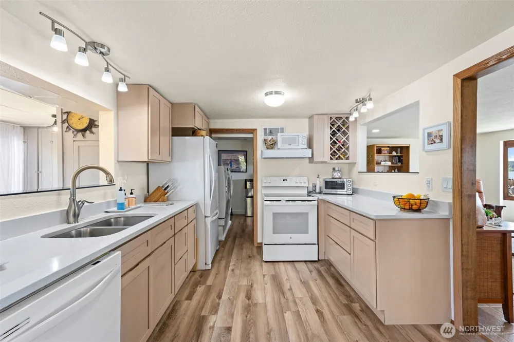2423 Day Island Boulevard W University Place, WA 98466