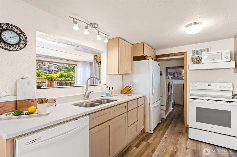 2423 Day Island Boulevard W University Place, WA 98466