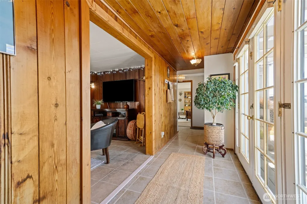 2423 Day Island Boulevard W University Place, WA 98466