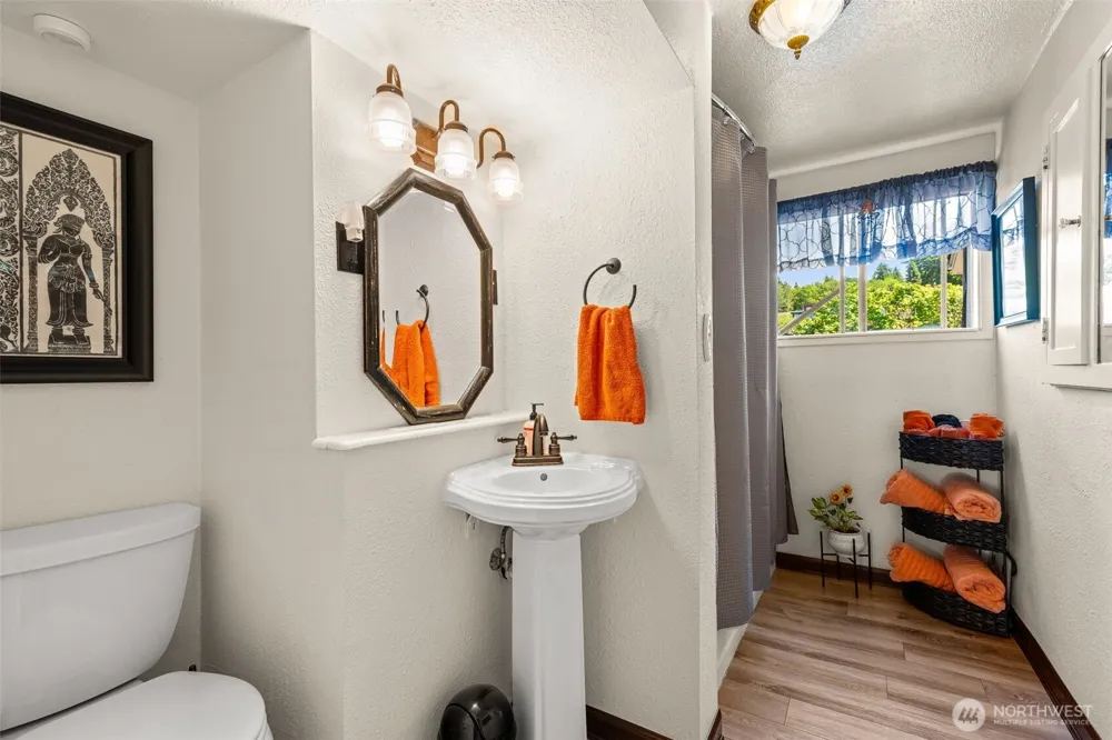 2423 Day Island Boulevard W University Place, WA 98466