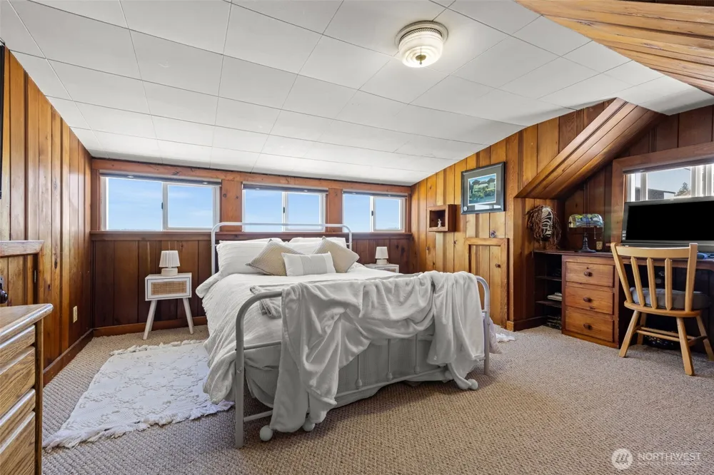 2423 Day Island Boulevard W University Place, WA 98466