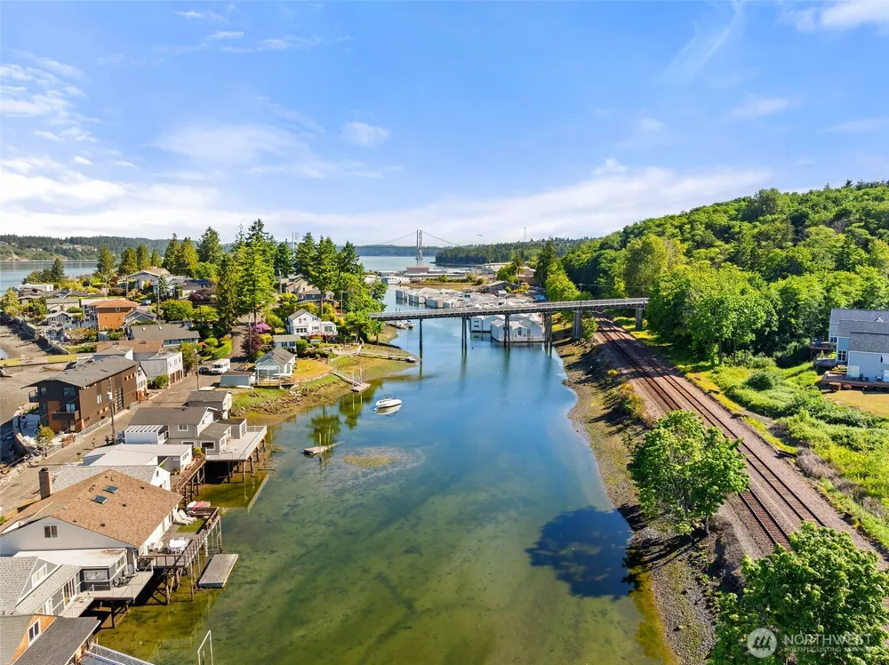 2423 Day Island Boulevard W University Place, WA 98466