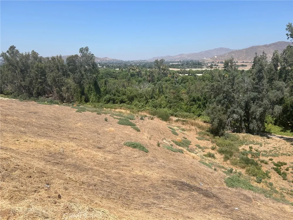 INDIAN HILL ROAD Riverside, CA 92501