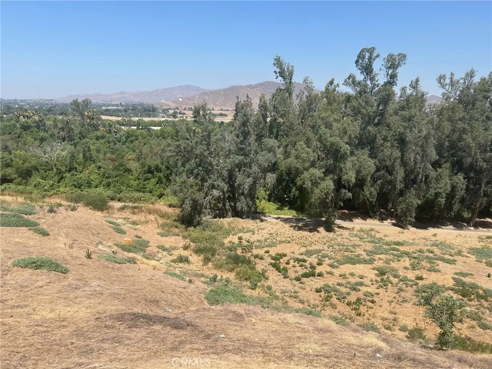 INDIAN HILL ROAD Riverside, CA 92501