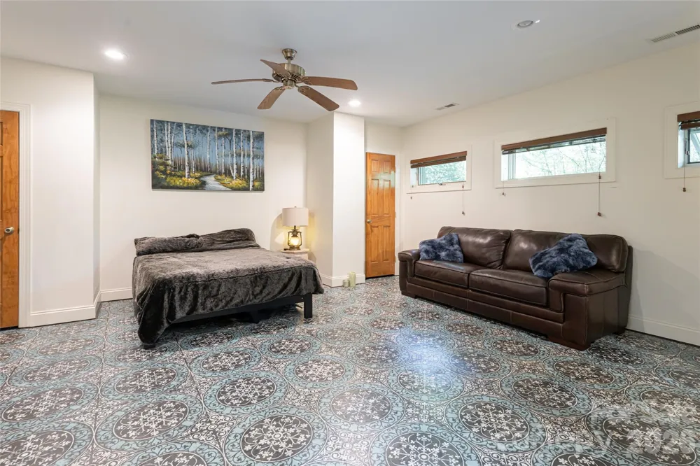 75 Cougar Lane Saluda, NC 28773